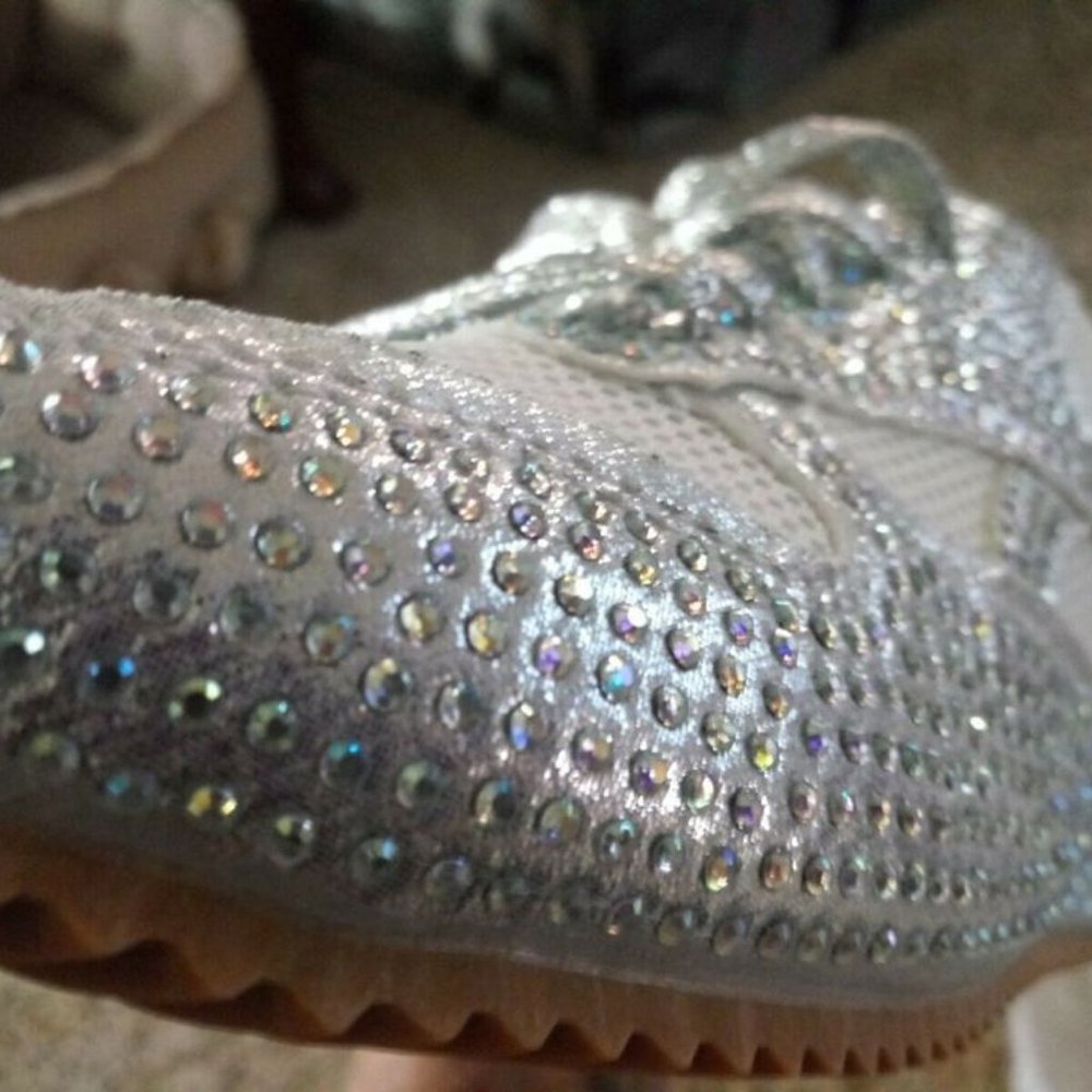 Womens Sparkle Shoes Size 8M White /Silver w/ Aurora Gems